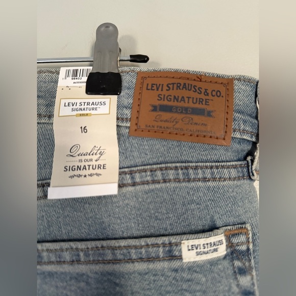 NWT Levi’s Bermuda 9” Shorts - Picture 5 of 5